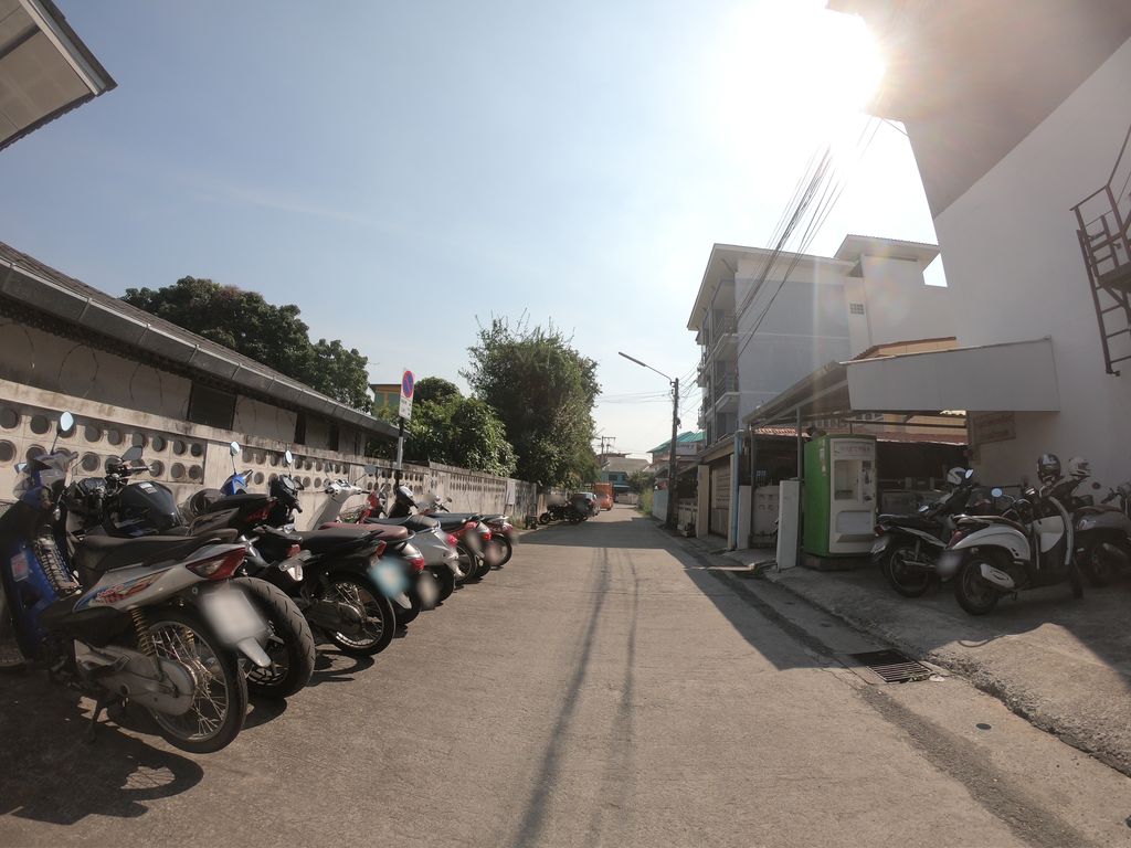 ภาพถนนตรงที่ GT Apartment ตั้งอยู่ ถ่ายโดย chanuwath_grab พ.ศ. 2562 (2019) · A street-level view of where GT Apartment stands, by chanuwath_grab in 2562 (2019)
