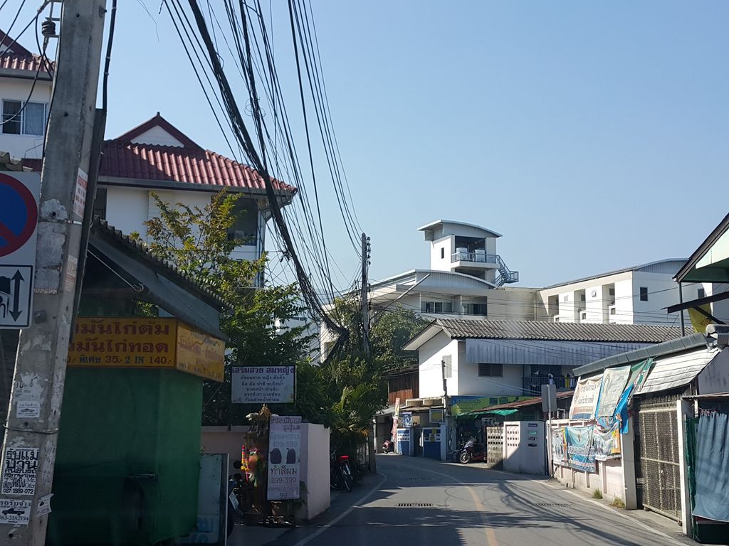 ภาพถนนตรงที่ มาลองจุ่ม หมูจุ่มหม้อดิน ตั้งอยู่ ถ่ายโดย jrcarlsen พ.ศ. 2559 (2016) · A street-level view of where มาลองจุ่ม หมูจุ่มหม้อดิน · Manongchum Mu Chummodin stands, by jrcarlsen in 2559 (2016)