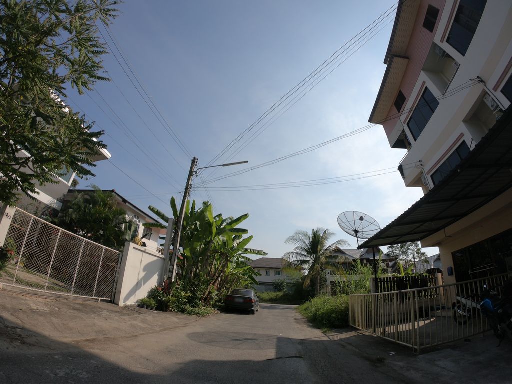 ภาพถนนตรงที่ หอพักรายเดือน King Lode ตั้งอยู่ ถ่ายโดย chanuwath_grab พ.ศ. 2562 (2019) · A street-level view of where หอพักรายเดือน King Lode stands, by chanuwath_grab in 2562 (2019)