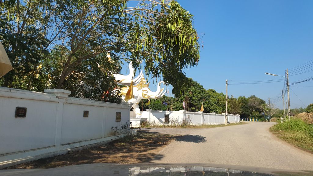 ภาพถนนตรงที่ วัดป่าไม้แดง(ธ) ตั้งอยู่ ถ่ายโดย jrcarlsen พ.ศ. 2565 (2022) · A street-level view of where วัดป่าไม้แดง(ธ) · Wat Pa Mai Daeng(tha) stands, by jrcarlsen in 2565 (2022)