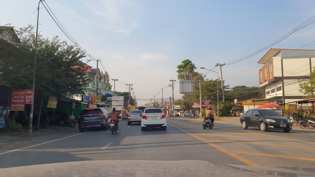 ภาพถนนตรงที่ เผ่าศิลป์ ตั้งอยู่ ถ่ายโดย jrcarlsen พ.ศ. 2566 (2023) · A street-level view of where เผ่าศิลป์ · Phaosin stands, by jrcarlsen in 2566 (2023)