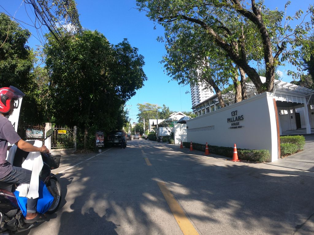 ภาพถนนตรงที่ Jack Bain's Bar ตั้งอยู่ ถ่ายโดย chanuwath_grab พ.ศ. 2562 (2019) · A street-level view of where Jack Bain's Bar stands, by chanuwath_grab in 2562 (2019)