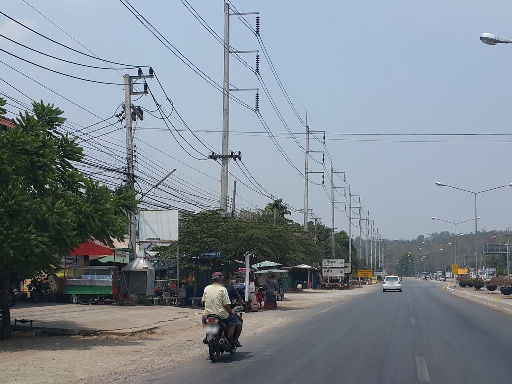 ภาพถนนตรงที่ ร้านเสริมสวยดารณี ตั้งอยู่ ถ่ายโดย jrcarlsen พ.ศ. 2559 (2016) · A street-level view of where ร้านเสริมสวยดารณี · Danni Beauty salon stands, by jrcarlsen in 2559 (2016)