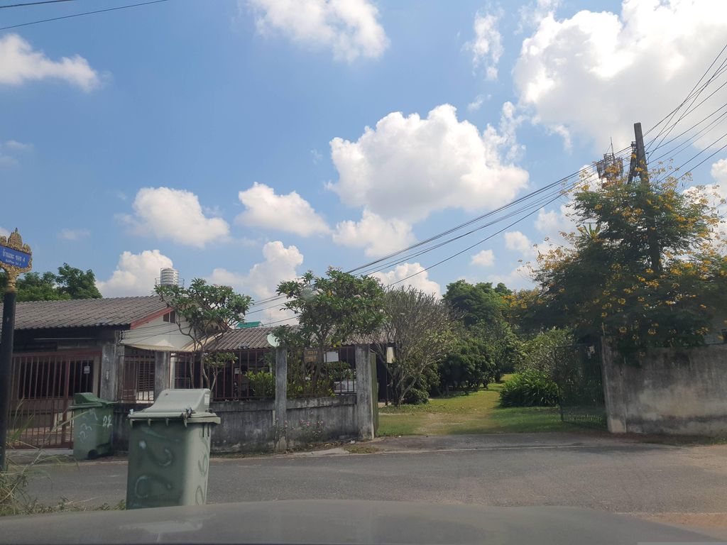 ภาพถนนตรงที่ OHMHERB ตั้งอยู่ ถ่ายโดย jrcarlsen พ.ศ. 2566 (2023) · A street-level view of where OHMHERB stands, by jrcarlsen in 2566 (2023)
