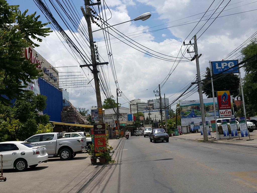ภาพถนนตรงที่ Ryota Shabu ตั้งอยู่ ถ่ายโดย jrcarlsen พ.ศ. 2558 (2015) · A street-level view of where Ryota Shabu stands, by jrcarlsen in 2558 (2015)