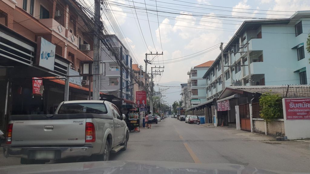 ภาพถนนตรงที่ บ้านนคร ก๋วยเตี๋ยวหมูโบราณ ตั้งอยู่ ถ่ายโดย jrcarlsen พ.ศ. 2566 (2023) · A street-level view of where บ้านนคร ก๋วยเตี๋ยวหมูโบราณ · Ban Nakhon Kuaitiao Mu Brona stands, by jrcarlsen in 2566 (2023)