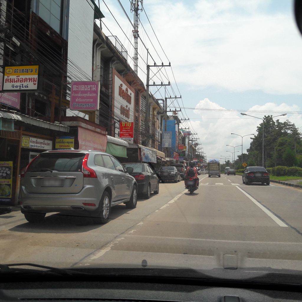 ภาพถนนตรงที่ บะหมี่เกี๊ยวตะแคงชาม ตั้งอยู่ ถ่ายโดย superbate พ.ศ. 2561 (2018) · A street-level view of where บะหมี่เกี๊ยวตะแคงชาม · Bamikiao Takhaeng Cham stands, by superbate in 2561 (2018)