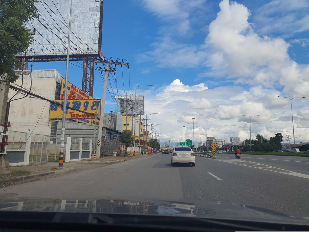 ภาพถนนตรงที่ ป.ต.ท.ลำพูน ตั้งอยู่ ถ่ายโดย jrcarlsen พ.ศ. 2566 (2023) · A street-level view of where ป.ต.ท.ลำพูน · Pa.ta.tha.Lamphun stands, by jrcarlsen in 2566 (2023)