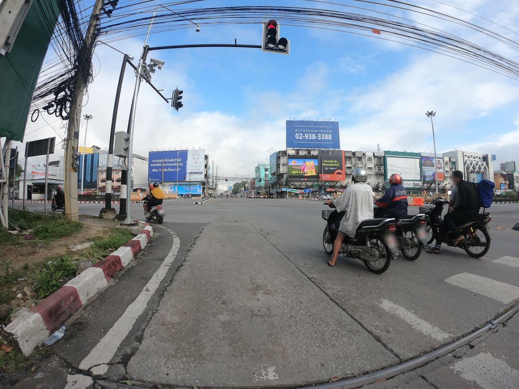 ภาพถนนตรงที่ ก๋วยเตี๋ยวหลุดโลก เชียงใหม่ ตั้งอยู่ ถ่ายโดย chanuwath_grab พ.ศ. 2562 (2019) · A street-level view of where ก๋วยเตี๋ยวหลุดโลก เชียงใหม่ · Kuaitiao Lut Lok Chiang Mai stands, by chanuwath_grab in 2562 (2019)