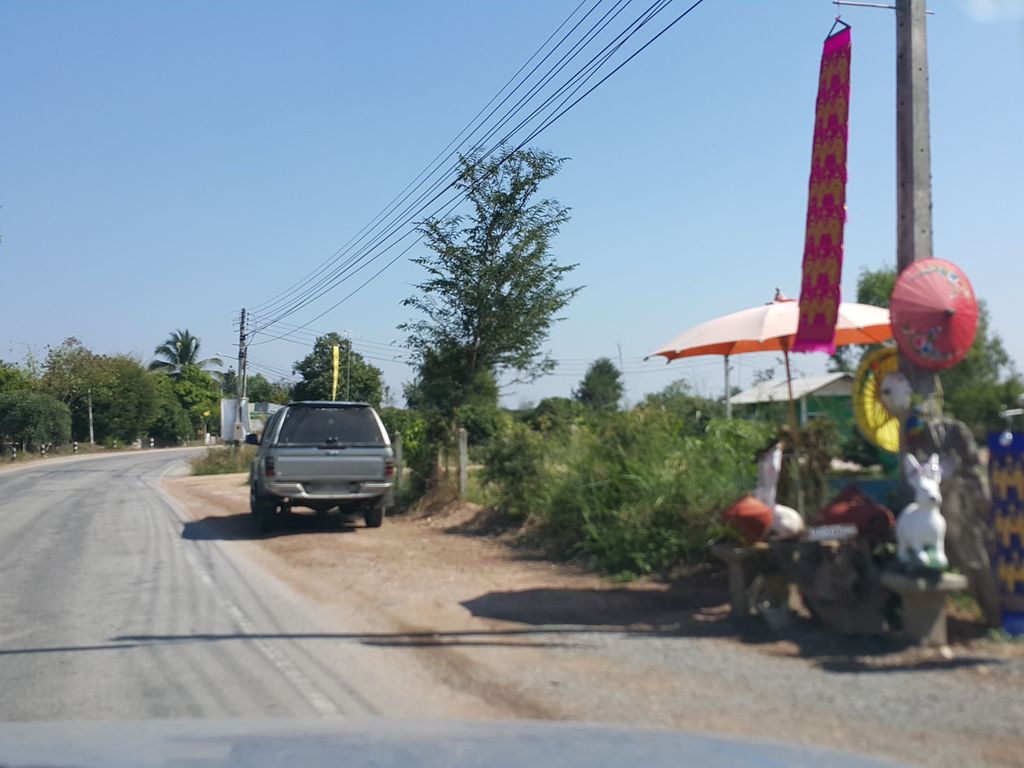 ภาพถนนตรงที่ เย็น ลง คอ ณ ผาช่อ ตั้งอยู่ ถ่ายโดย jrcarlsen พ.ศ. 2558 (2015) · A street-level view of where เย็น ลง คอ ณ ผาช่อ · Yen Long Kho Na Pha Cho stands, by jrcarlsen in 2558 (2015)