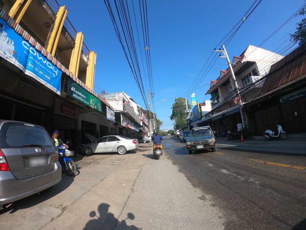 ภาพถนนตรงที่ ร้านข้าวหมกไก่ไลลา เชียงใหม่ ตั้งอยู่ ถ่ายโดย chanuwath_grab พ.ศ. 2562 (2019) · A street-level view of where ร้านข้าวหมกไก่ไลลา เชียงใหม่ · Ran Khaomokkai Laila Chiang Mai stands, by chanuwath_grab in 2562 (2019)