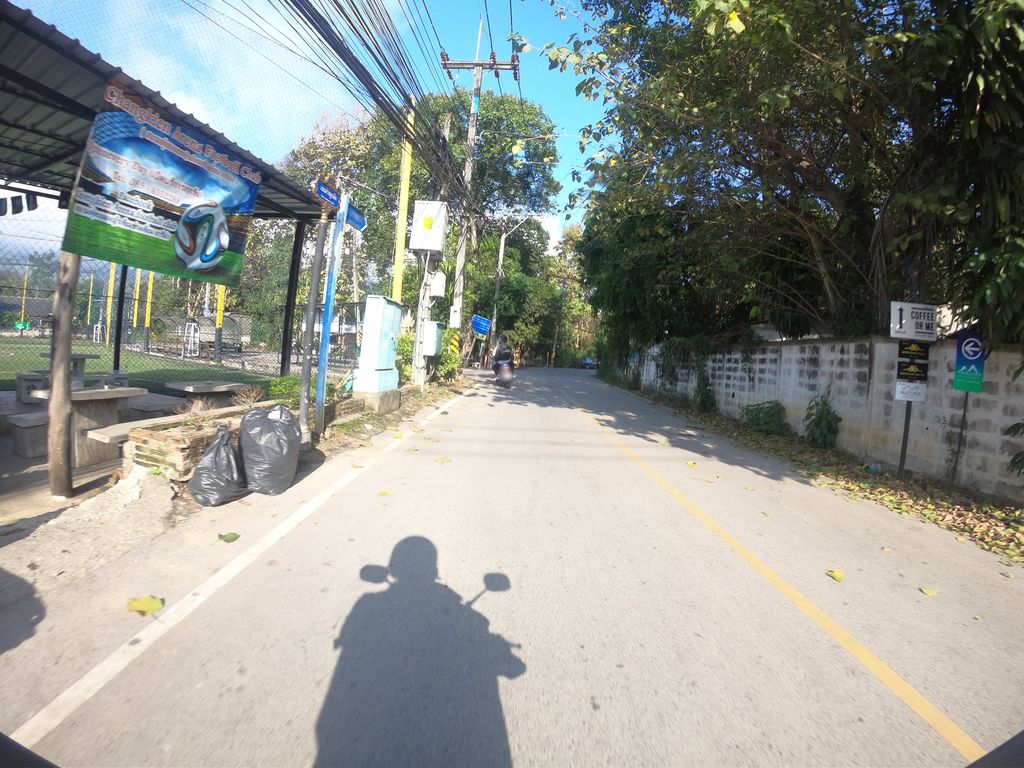 ภาพถนนตรงที่ กระเพราเข่งตามสั่ง ตั้งอยู่ ถ่ายโดย chanuwath_grab พ.ศ. 2562 (2019) · A street-level view of where กระเพราเข่งตามสั่ง · Kraphrao Kheng Tamsang stands, by chanuwath_grab in 2562 (2019)