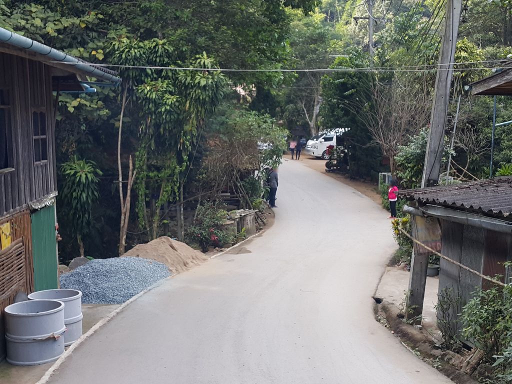 ภาพถนนตรงที่ บ้านหลงเขา แม่กำปอง & ฮักเขา ฟาร์มสเตย์ ตั้งอยู่ ถ่ายโดย jrcarlsen พ.ศ. 2558 (2015) · A street-level view of where บ้านหลงเขา แม่กำปอง & ฮักเขา ฟาร์มสเตย์ · Ban Longkhao Mae Kam Pong & Hakkhao Farmstay stands, by jrcarlsen in 2558 (2015)