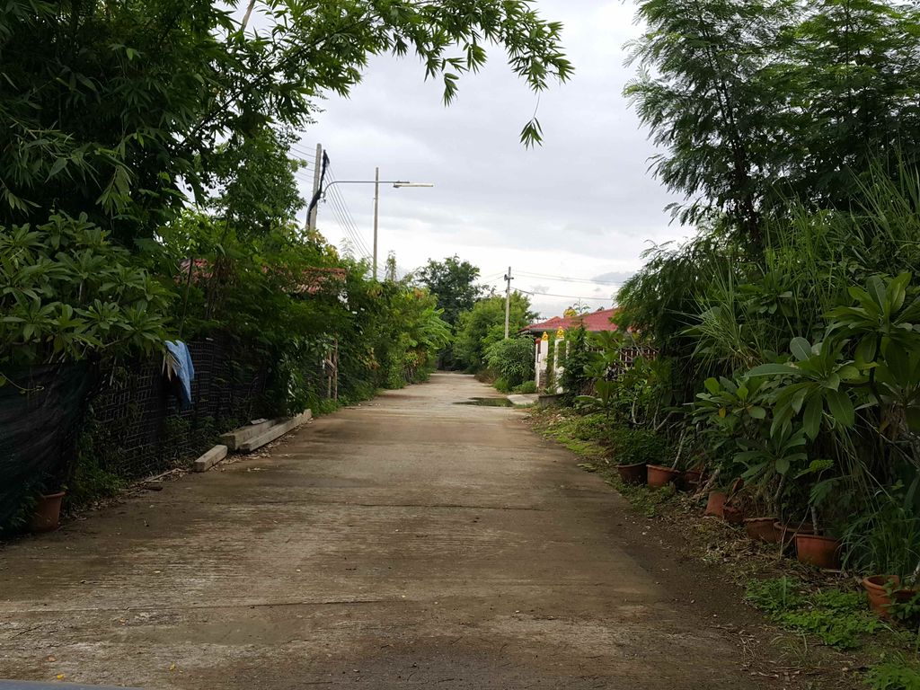 ภาพถนนตรงที่ P cooling air and service ตั้งอยู่ ถ่ายโดย jrcarlsen พ.ศ. 2558 (2015) · A street-level view of where P cooling air and service stands, by jrcarlsen in 2558 (2015)
