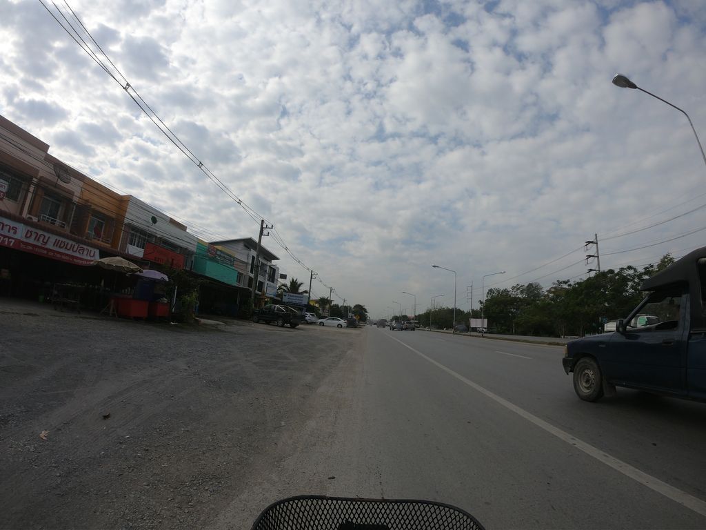 ภาพถนนตรงที่ ชาญ การลาบ ตั้งอยู่ ถ่ายโดย chanuwath_grab พ.ศ. 2562 (2019) · A street-level view of where ชาญ การลาบ · Chan Kanlap stands, by chanuwath_grab in 2562 (2019)