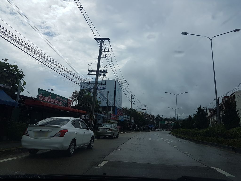ภาพถนนตรงที่ อู่สมบูรณ์การช่าง ตั้งอยู่ ถ่ายโดย ekkarin พ.ศ. 2561 (2018) · A street-level view of where อู่สมบูรณ์การช่าง · Utmabun Kanchang stands, by ekkarin in 2561 (2018)