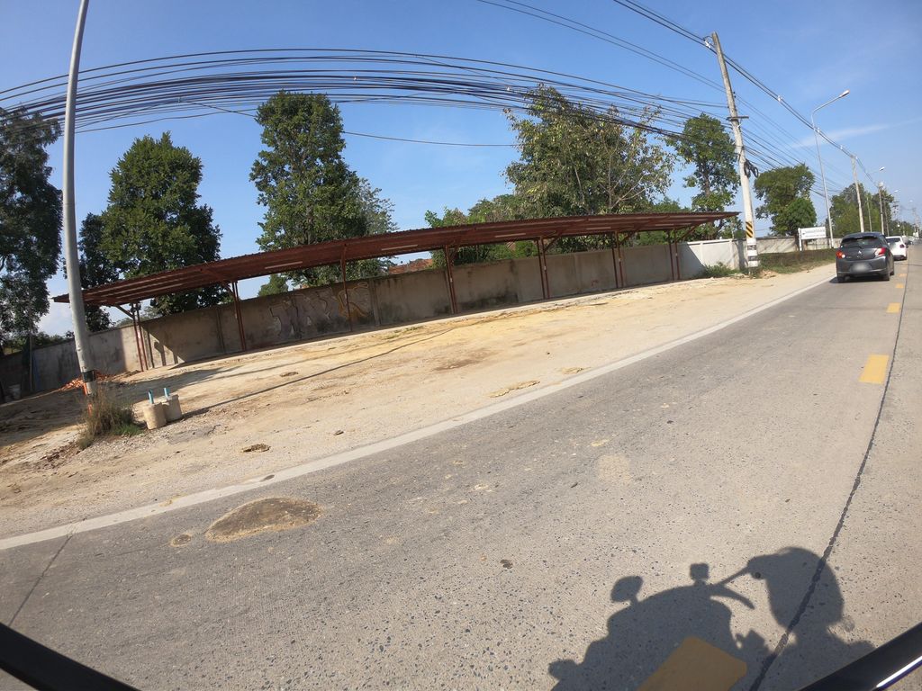 ภาพถนนตรงที่ สะพานข้ามแม่น้ำปิง ตั้งอยู่ ถ่ายโดย chanuwath_grab พ.ศ. 2562 (2019) · A street-level view of where สะพานข้ามแม่น้ำปิง · Saphan Kham Mae Nam Ping stands, by chanuwath_grab in 2562 (2019)