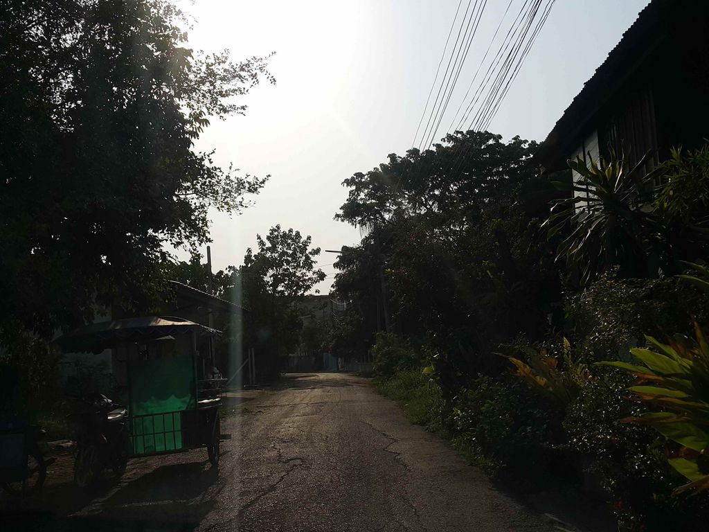 ภาพถนนตรงที่ ร้านลาบหลู้ลุงเติม ตั้งอยู่ ถ่ายโดย jrcarlsen พ.ศ. 2558 (2015) · A street-level view of where ร้านลาบหลู้ลุงเติม · Ran Laplu Lung Toem stands, by jrcarlsen in 2558 (2015)