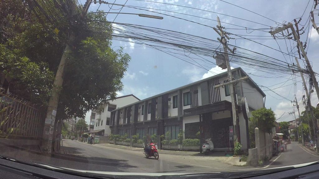ภาพถนนตรงที่ U sleep Chiangmai ตั้งอยู่ ถ่ายโดย kaart_3 พ.ศ. 2562 (2019) · A street-level view of where U sleep Chiangmai stands, by kaart_3 in 2562 (2019)