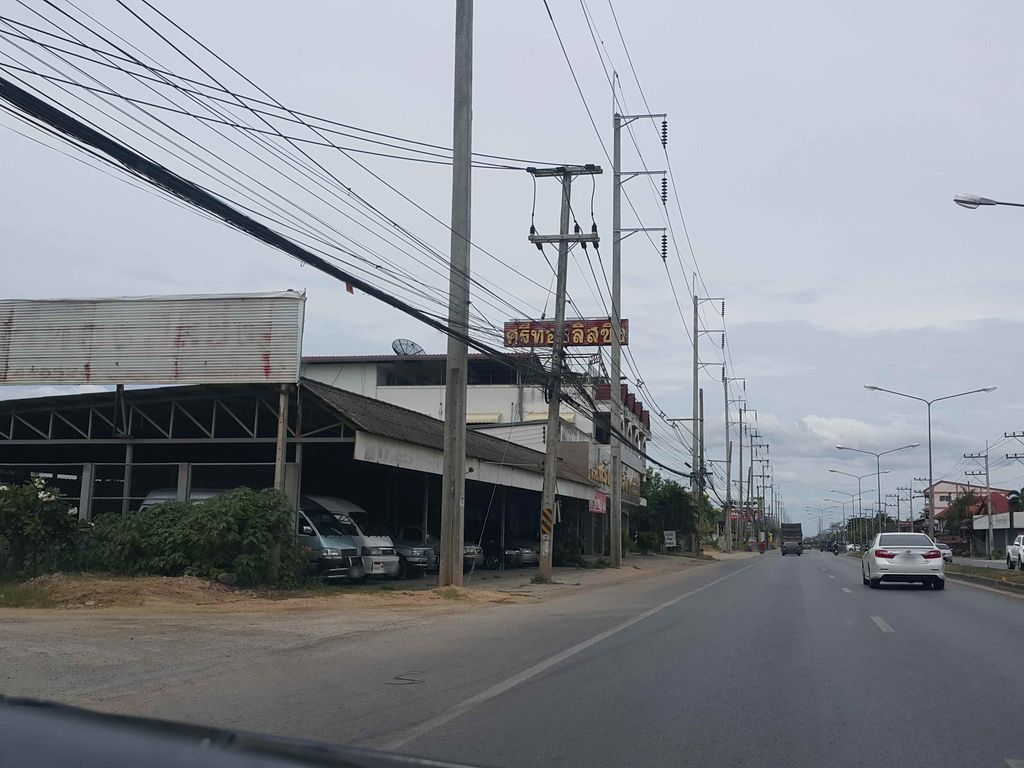 ภาพถนนตรงที่ รักษ์รถคาร์แคร์ ตั้งอยู่ ถ่ายโดย jrcarlsen พ.ศ. 2558 (2015) · A street-level view of where รักษ์รถคาร์แคร์ · Rak Rot Car Care stands, by jrcarlsen in 2558 (2015)