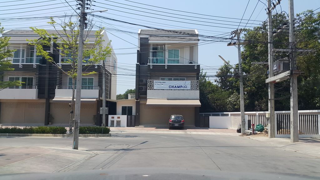 ภาพถนนตรงที่ EasyKids Robotics ตั้งอยู่ ถ่ายโดย jrcarlsen พ.ศ. 2560 (2017) · A street-level view of where EasyKids Robotics stands, by jrcarlsen in 2560 (2017)