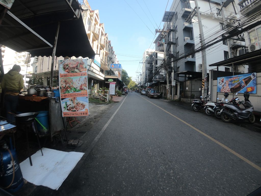 ภาพถนนตรงที่ เพชรอาหารตามสั่ง ตั้งอยู่ ถ่ายโดย chanuwath_grab พ.ศ. 2562 (2019) · A street-level view of where เพชรอาหารตามสั่ง · Phet Ahantamsang stands, by chanuwath_grab in 2562 (2019)