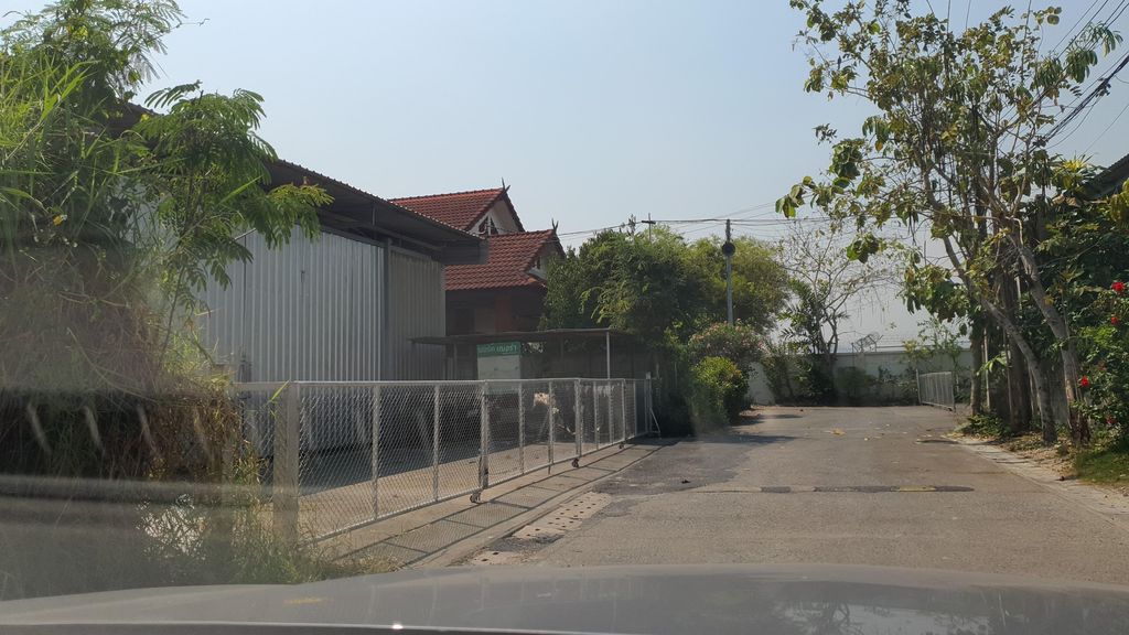 ภาพถนนตรงที่ โฮมเตย์คุ้มคุณหลวง ตั้งอยู่ ถ่ายโดย jrcarlsen พ.ศ. 2565 (2022) · A street-level view of where โฮมเตย์คุ้มคุณหลวง · Home Te Khum Khunluang stands, by jrcarlsen in 2565 (2022)