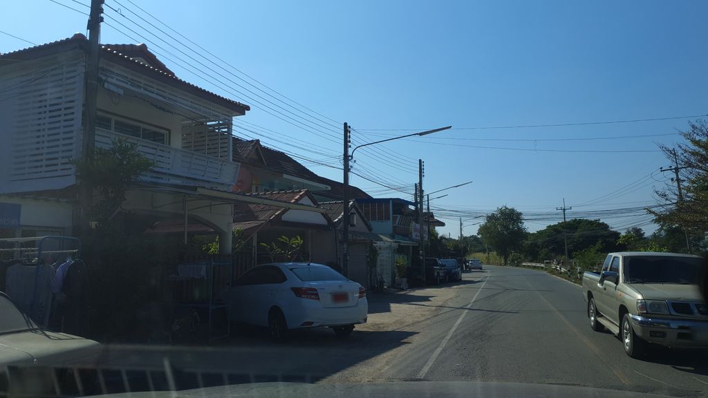 ภาพถนนตรงที่ สุขเกษม ตั้งอยู่ ถ่ายโดย jrcarlsen พ.ศ. 2562 (2019) · A street-level view of where สุขเกษม · Suk Kasem stands, by jrcarlsen in 2562 (2019)