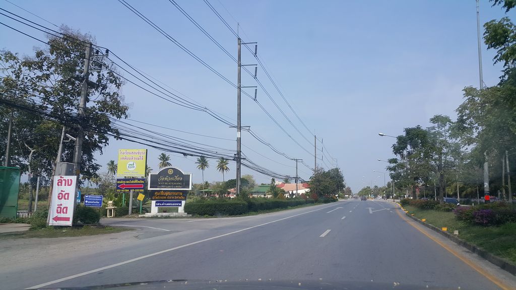 ภาพถนนตรงที่ ห้วยเกี๋ยงคาร์แคร์ ตั้งอยู่ ถ่ายโดย jrcarlsen พ.ศ. 2562 (2019) · A street-level view of where ห้วยเกี๋ยงคาร์แคร์ · Huaikiang Car Care stands, by jrcarlsen in 2562 (2019)