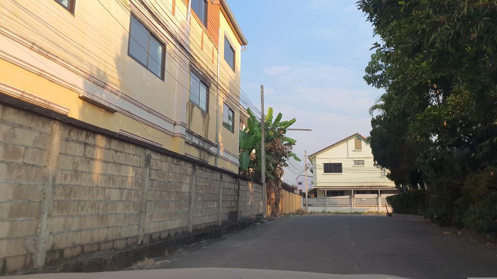 ภาพถนนตรงที่ ร้านจันคอลเลคชั่น ตั้งอยู่ ถ่ายโดย jrcarlsen พ.ศ. 2566 (2023) · A street-level view of where ร้านจันคอลเลคชั่น · Ran Chan Collection stands, by jrcarlsen in 2566 (2023)