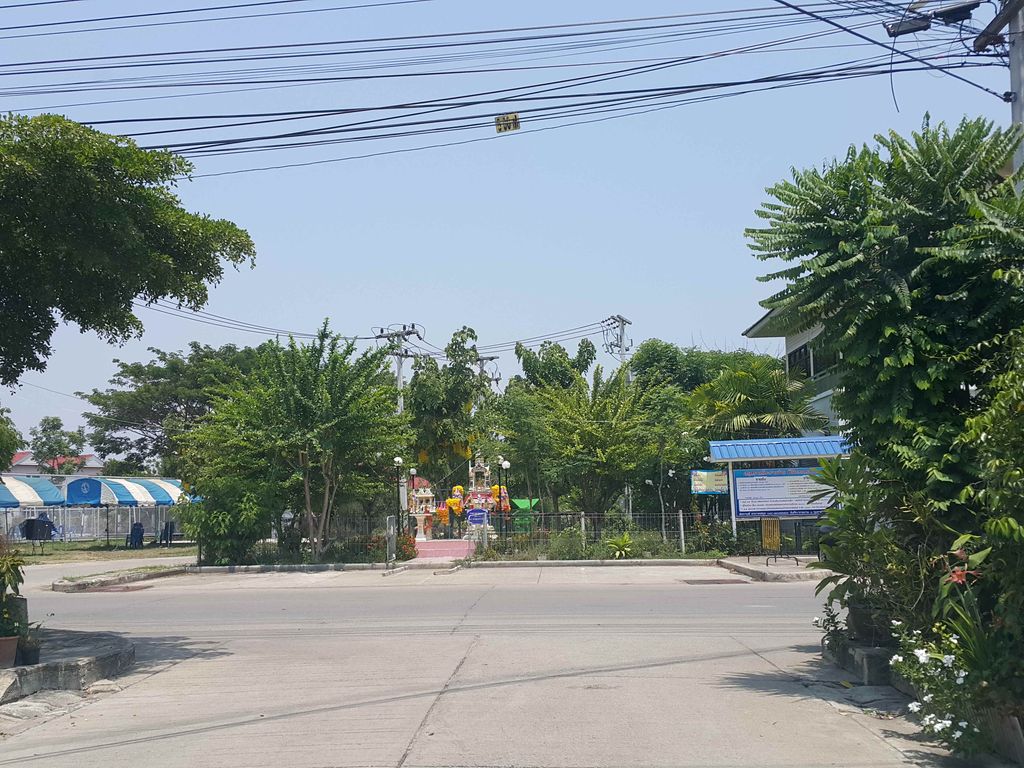 ภาพถนนตรงที่ La Bhu Salah ตั้งอยู่ ถ่ายโดย jrcarlsen พ.ศ. 2558 (2015) · A street-level view of where La Bhu Salah stands, by jrcarlsen in 2558 (2015)
