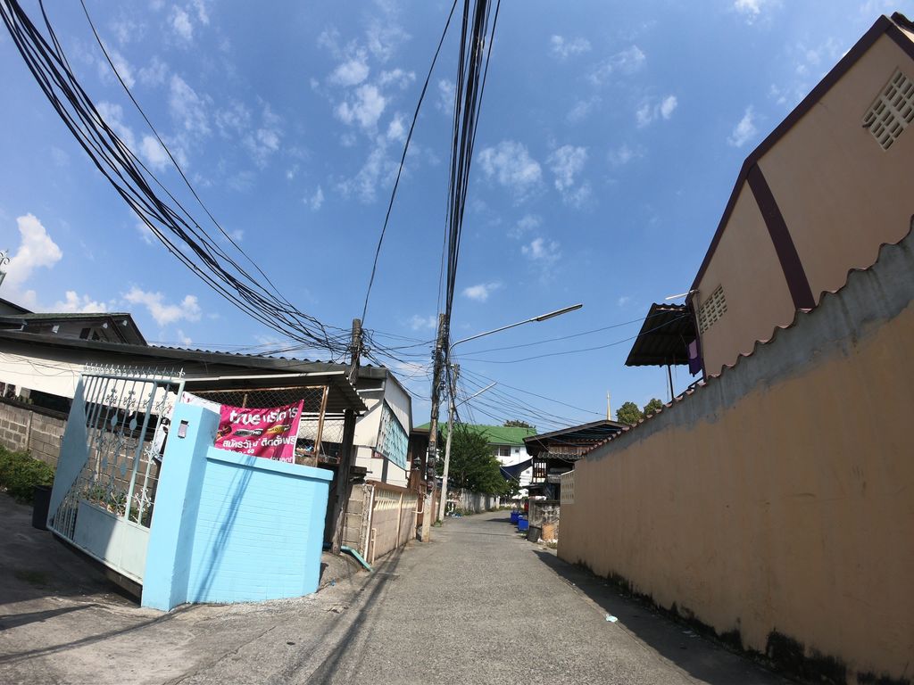 ภาพถนนตรงที่ สวนดอก - ศรีวิชัย ซอย5 ตั้งอยู่ ถ่ายโดย chanuwath_grab พ.ศ. 2562 (2019) · A street-level view of where สวนดอก - ศรีวิชัย ซอย5 · Dok - Siwichai Soi5 Garden stands, by chanuwath_grab in 2562 (2019)
