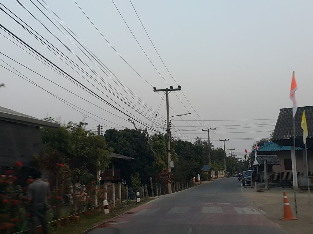 ภาพถนนตรงที่ วัดหนองบัวน้อย ตั้งอยู่ ถ่ายโดย jrcarlsen พ.ศ. 2559 (2016) · A street-level view of where วัดหนองบัวน้อย · Wat Nong Bua Noi stands, by jrcarlsen in 2559 (2016)