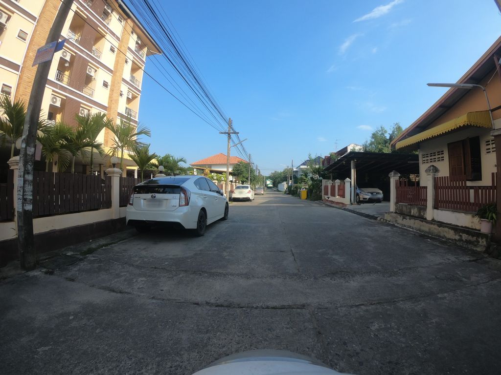 ภาพถนนตรงที่ สุรินทร์แมนชั่น ตั้งอยู่ ถ่ายโดย chanuwath_grab พ.ศ. 2562 (2019) · A street-level view of where สุรินทร์แมนชั่น · Surin Mansion stands, by chanuwath_grab in 2562 (2019)
