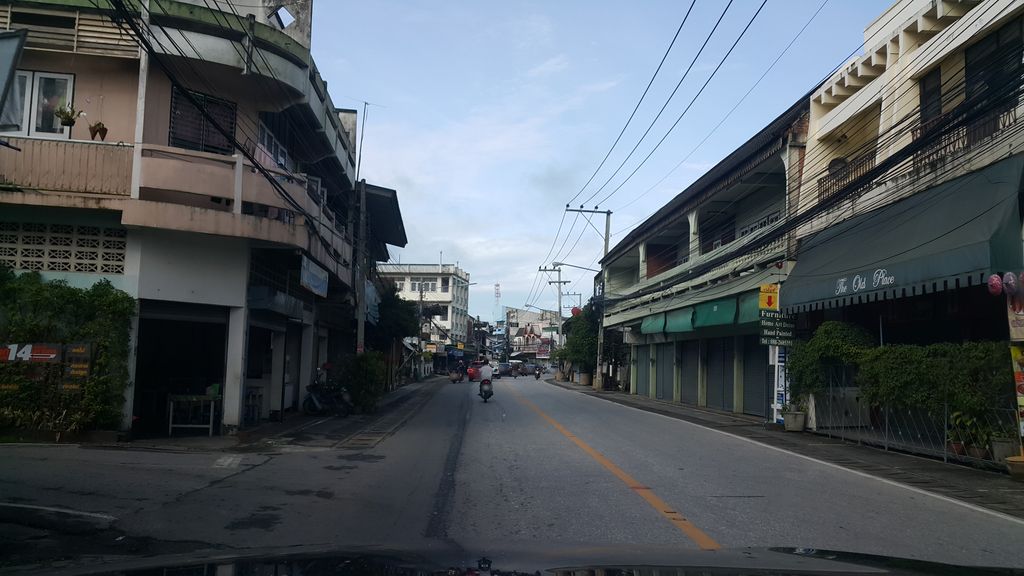 ภาพถนนตรงที่ แม่นวลปลาเผาผักสด&อาหารทะเล ตั้งอยู่ ถ่ายโดย jrcarlsen พ.ศ. 2561 (2018) · A street-level view of where แม่นวลปลาเผาผักสด&อาหารทะเล · Mae Nuan Pla Pow Pak Sod&ahanthale stands, by jrcarlsen in 2561 (2018)