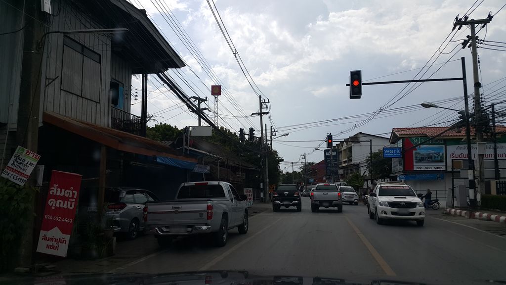 ภาพถนนตรงที่ เย็นตาโฟสมุทรสาคร ตั้งอยู่ ถ่ายโดย jrcarlsen พ.ศ. 2559 (2016) · A street-level view of where เย็นตาโฟสมุทรสาคร · Yentafo Samusasak stands, by jrcarlsen in 2559 (2016)