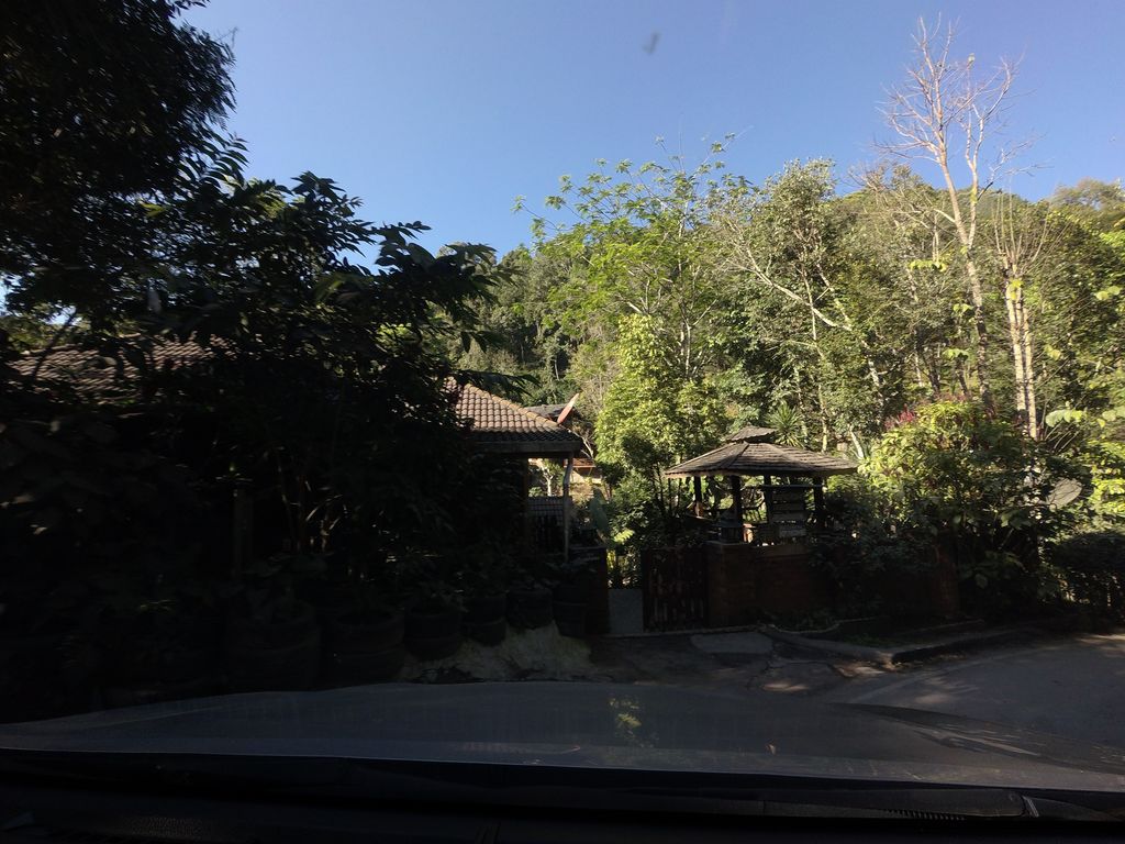 ภาพถนนตรงที่ K.P Home บ้านแม่กำปอง ตั้งอยู่ ถ่ายโดย mishari พ.ศ. 2563 (2020) · A street-level view of where K.P Home บ้านแม่กำปอง stands, by mishari in 2563 (2020)