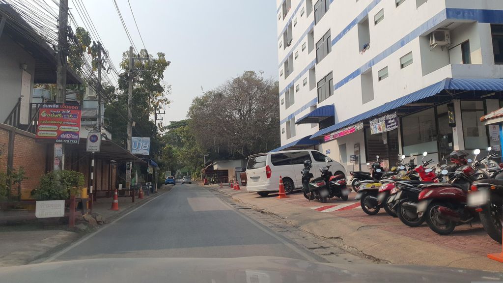 ภาพถนนตรงที่ ไพพนาแมนชั่น ตั้งอยู่ ถ่ายโดย jrcarlsen พ.ศ. 2566 (2023) · A street-level view of where ไพพนาแมนชั่น · Phaiphanamaenchan stands, by jrcarlsen in 2566 (2023)