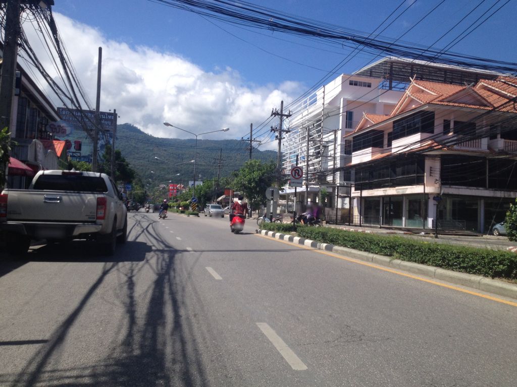 ภาพถนนตรงที่ Feel Garden Chiang Mai ตั้งอยู่ ถ่ายโดย jimwatana พ.ศ. 2558 (2015) · A street-level view of where Feel Garden Chiang Mai stands, by jimwatana in 2558 (2015)