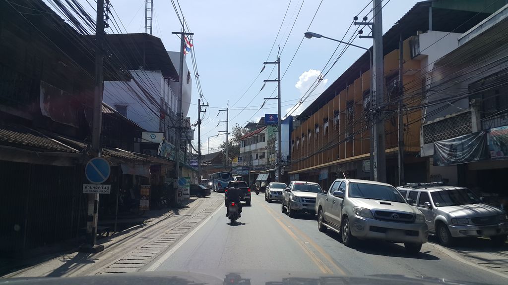 ภาพถนนตรงที่ U.Baan Cafe ตั้งอยู่ ถ่ายโดย jrcarlsen พ.ศ. 2559 (2016) · A street-level view of where U.Baan Cafe stands, by jrcarlsen in 2559 (2016)
