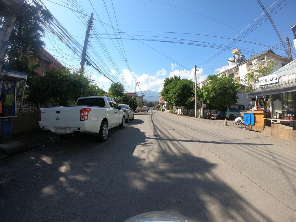 ภาพถนนตรงที่ บาร์ บ้าน บ้าน ตั้งอยู่ ถ่ายโดย chanuwath_grab พ.ศ. 2562 (2019) · A street-level view of where บาร์ บ้าน บ้าน · Bar Ban Ban stands, by chanuwath_grab in 2562 (2019)