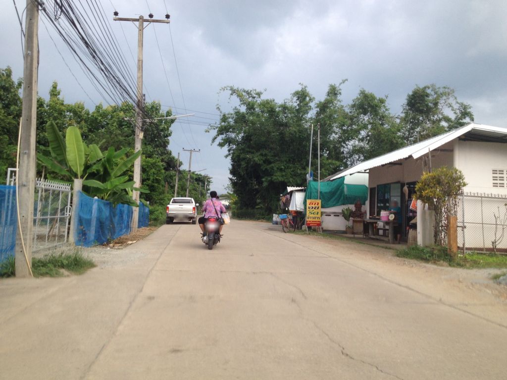 ภาพถนนตรงที่ บ้านดงหลวง ตั้งอยู่ ถ่ายโดย jimwatana พ.ศ. 2558 (2015) · A street-level view of where บ้านดงหลวง · Ban Dongluang stands, by jimwatana in 2558 (2015)