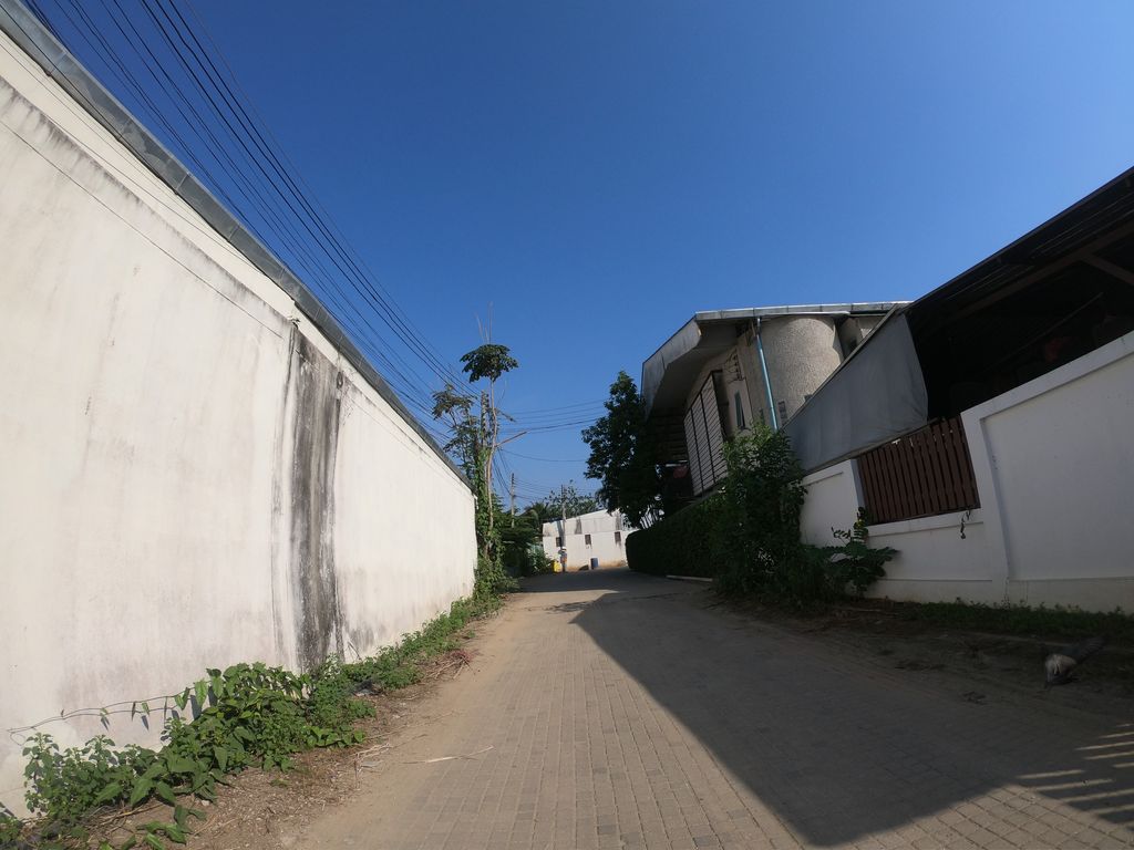 ภาพถนนตรงที่ Tap Headlight ตั้งอยู่ ถ่ายโดย chanuwath_grab พ.ศ. 2562 (2019) · A street-level view of where Tap Headlight stands, by chanuwath_grab in 2562 (2019)