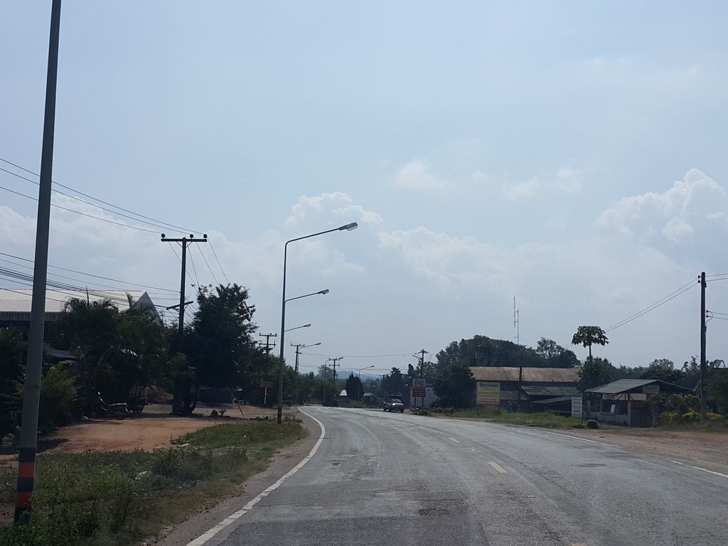 ภาพถนนตรงที่ ปัง-ปัง ตั้งอยู่ ถ่ายโดย jrcarlsen พ.ศ. 2558 (2015) · A street-level view of where ปัง-ปัง · Pang-pang stands, by jrcarlsen in 2558 (2015)