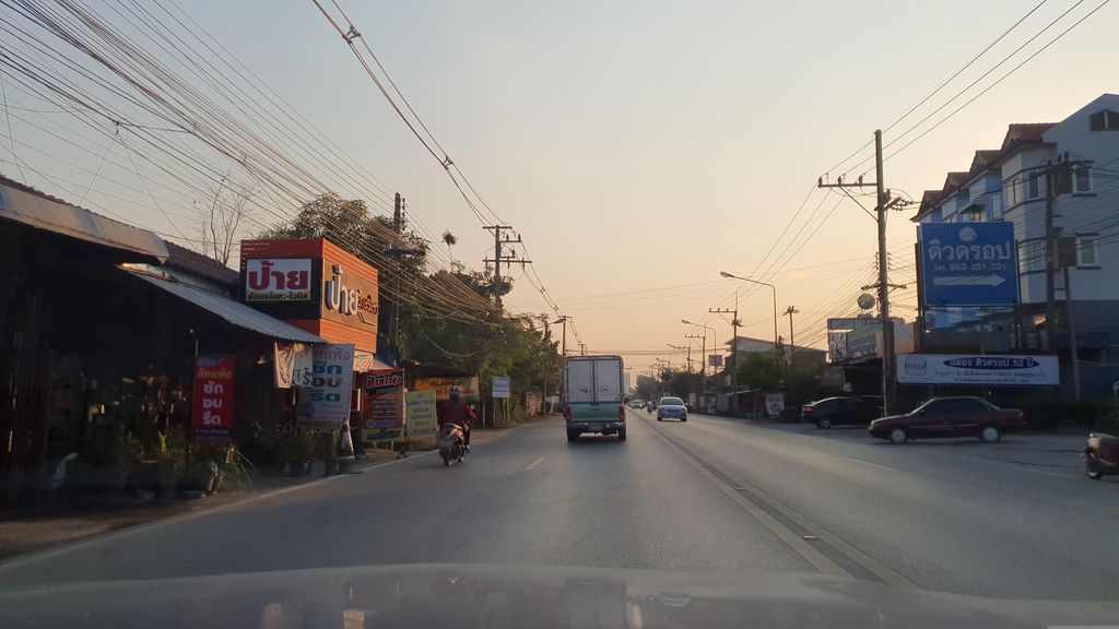 ภาพถนนตรงที่ ร้านข้าวขาหมูนครปฐม นายโอม ตั้งอยู่ ถ่ายโดย jrcarlsen พ.ศ. 2566 (2023) · A street-level view of where ร้านข้าวขาหมูนครปฐม นายโอม · Ran Khao Khamunkhrapathom Naiom stands, by jrcarlsen in 2566 (2023)