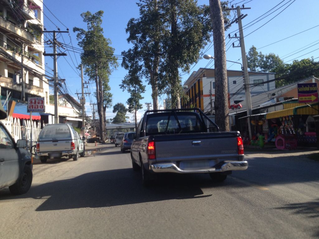 ภาพถนนตรงที่ ร้านมือสองหนองหอย ตั้งอยู่ ถ่ายโดย jimwatana พ.ศ. 2558 (2015) · A street-level view of where ร้านมือสองหนองหอย · Ran Muetong Nong Hoi stands, by jimwatana in 2558 (2015)