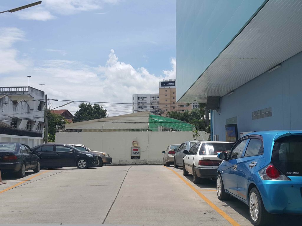 ภาพถนนตรงที่ Huawei Mobile ตั้งอยู่ ถ่ายโดย jrcarlsen พ.ศ. 2558 (2015) · A street-level view of where Huawei Mobile stands, by jrcarlsen in 2558 (2015)
