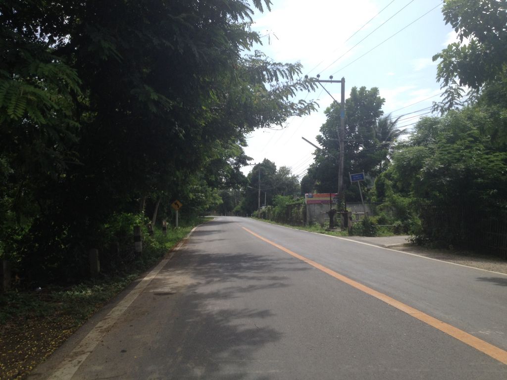 ภาพถนนตรงที่ ร้านเหล้าตองล้องปลาตือ ตั้งอยู่ ถ่ายโดย jimwatana พ.ศ. 2558 (2015) · A street-level view of where ร้านเหล้าตองล้องปลาตือ · Ran Laotong Long Pla Tue stands, by jimwatana in 2558 (2015)