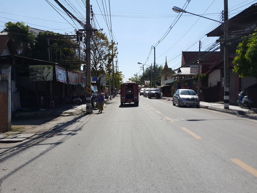 ภาพถนนตรงที่ ร้านทองคำตัดกระดาษ ตั้งอยู่ ถ่ายโดย jrcarlsen พ.ศ. 2558 (2015) · A street-level view of where ร้านทองคำตัดกระดาษ · Ran Thong Kham Tat Kradat stands, by jrcarlsen in 2558 (2015)