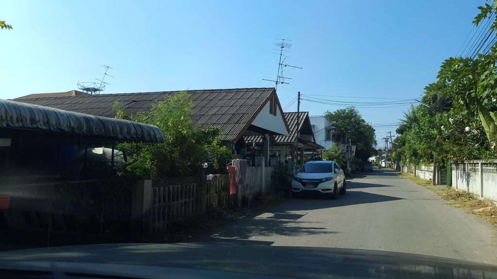 ภาพถนนตรงที่ Paperless ตั้งอยู่ ถ่ายโดย jrcarlsen พ.ศ. 2562 (2019) · A street-level view of where Paperless stands, by jrcarlsen in 2562 (2019)